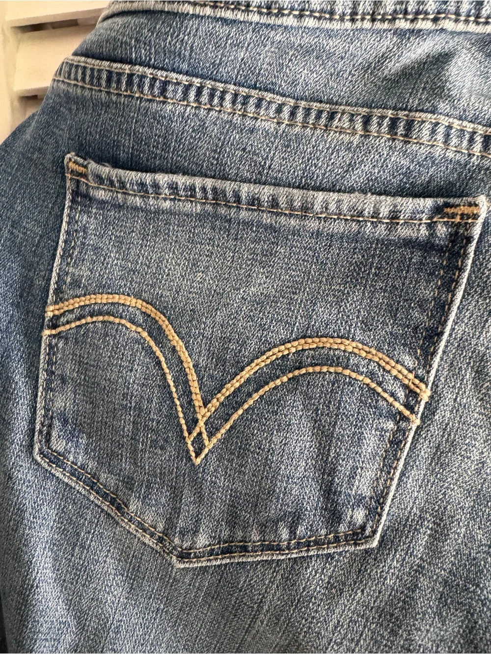 NWT Levi's 524 Skinny Jeans Medium Wash Denim Size 9M / 29